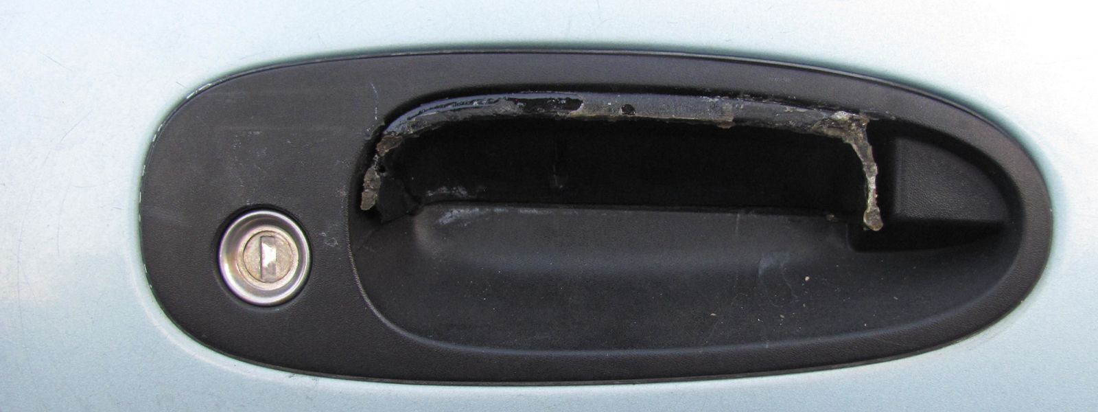 A picture of the outside door handle.